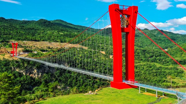 Ολοκληρώθηκε η μακρύτερη γέφυρα με υάλινο δάπεδο στον κόσμο