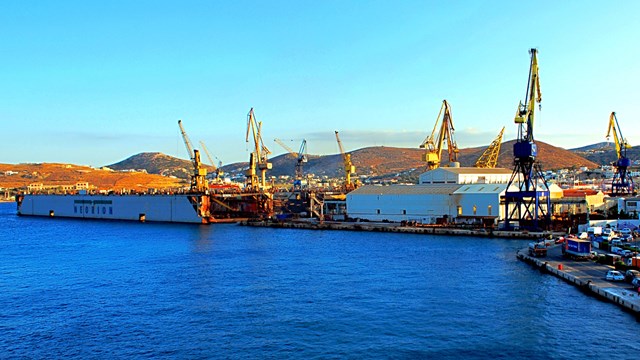 Άμεση λύση προς όφελος των εργαζομένων του Νεωρίου ζητούν οι βουλευτές Αντώνης Συρίγος και Νίκος Συρμαλένιος