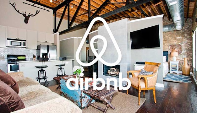 Airbnb: Έκρηξη κρατήσεων. Οι τιμές σε Σύρο, Νάξο και Σαντορίνη