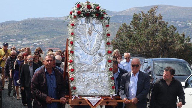 Με την προσήκουσα μεγαλοπρέπεια και λαμπρότητα εόρτασε την Ανάσταση του Κυρίου ο ομώνυμος περικαλλής Ναός, στον λόφο του Βροντάδου Ερμουπόλεως