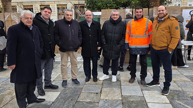 Παράδοση κομποστοποιητών στην πλατεία Μιαούλη