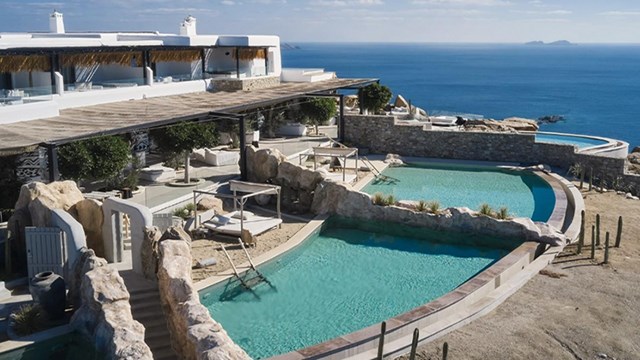 Divine Property: Νέα επένδυση 75,9 εκατ. στην Σύρο από την οικογένεια Μπερζάουι