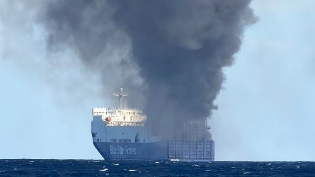 Σε ύφεση η φωτιά στο Blue Carrier 2, αλλά πήρε ελαφρά κλίση - Επιχείρηση σταθεροποίησης του πλοίου