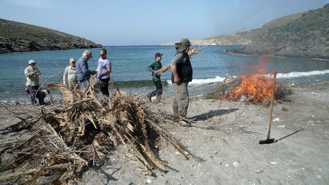 Καθαρισμός της παραλίας Γριά Σπηλιά από την Ομάδα Πεζοπόρων Σύρου