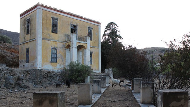 Σύρος: Πέτρα-πέτρα καταρρέει η αρχοντιά της
