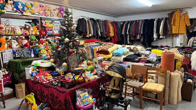 Το Χριστουγεννιάτικο παζάρι της Κάριτας Σύρου προετοιμάζεται…