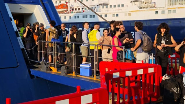 Άναψαν τα αίματα στον Πειραιά - Επιβάτες εμπόδισαν τον απόπλου πλοίου για Κυκλάδες όταν τους απαγορεύτηκε η επιβίβαση
