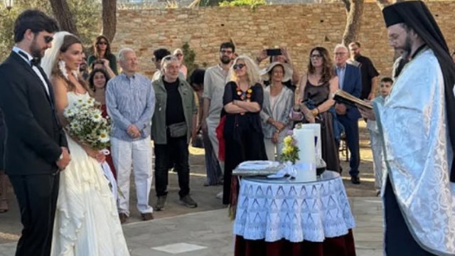 Μελία Κράιλινγκ: Η Ελληνίδα ηθοποιός του «Emily in Paris» παντρεύτηκε τον αγαπημένο της στη Σύρο