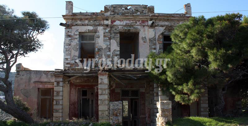 Το κόκκινο σπίτι στη Σύρο