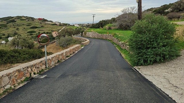 Σύρος: Ξεκίνησε η ασφαλτόστρωση στον δρόμο Επισκοπείου – Μαλλίων