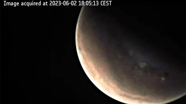 Γράφτηκε ιστορία σε live streaming: Αυτές είναι οι πρώτες ζωντανές εικόνες του πλανήτη Άρη