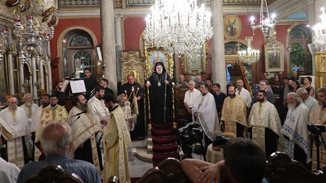 Πανδήμως η Ερμούπολη τιμά τον Σωτήρα του Γένους στον ιστορικό Μητροπολιτικό Ναό της Μεταμορφώσεως του Σωτήρος