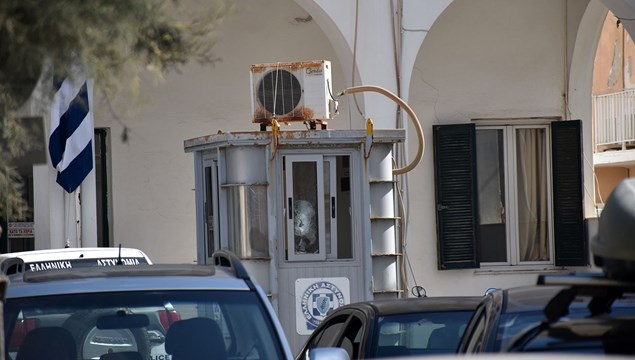 "Άγνωστος" προκάλεσε βανδαλισμούς στο Αστυνομικό Τμήμα Σύρου