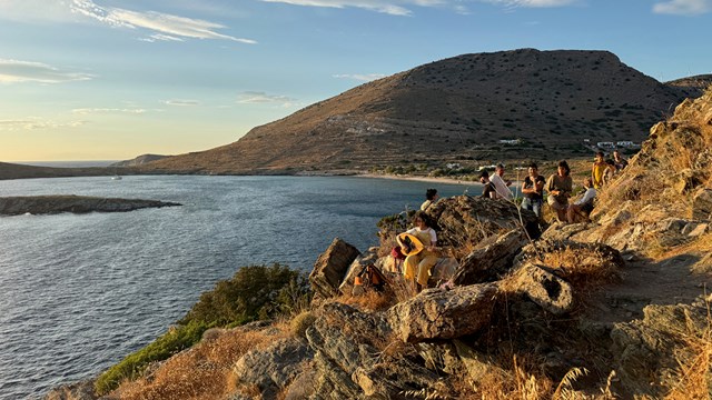 «Αγκαλιάζοντας το Συριανό Τοπίο» στο μονοπάτι Δελφίνι – Κίνι. "Embracing Syros Landscape"