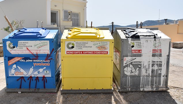 Άγνωστοι (;) αφαιρούν ανακυκλώσιμο υλικό από δημοτικούς κάδους