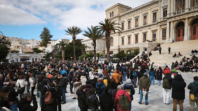 Τέμπη: Πλήθος κόσμου στα συλλαλητήρια στην Αθήνα και σε όλη την Ελλάδα. Συγκέντρωση και στη Σύρο ( videos)
