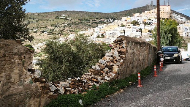 ''Αδιαφορία του Δήμου για τον γκρεμισμένο τοίχο που αποτελεί σοβαρή απειλή κινδύνου για πολίτες και μαθητές ''
