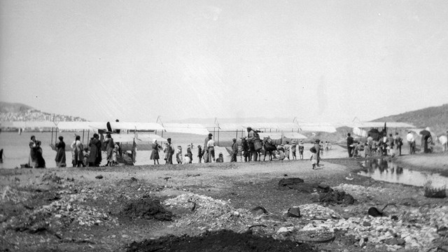 Στις 16 Μαΐου 1915, τρία ελληνικά στρατιωτικά υδροπλάνα απογειώθηκαν από το Φάληρο και έφτασαν στη Σύρο, προσθαλασσώνοντας στην περιοχή των Λαζαρέτων