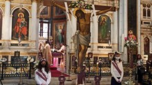 Η αποκαθήλωση του Εσταυρωμένου και η λιτάνευση του Επιταφίου στο Κοιμητήριο του Αγίου Γεωργίου